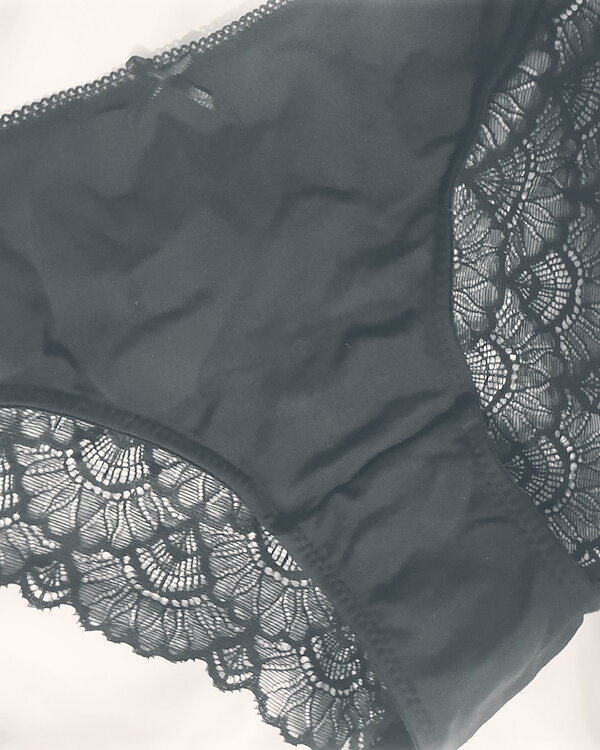 Slip nero in pizzo sexy ed elegante