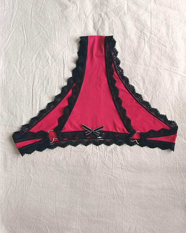 Tanga bordeaux con decorazioni in pizzo