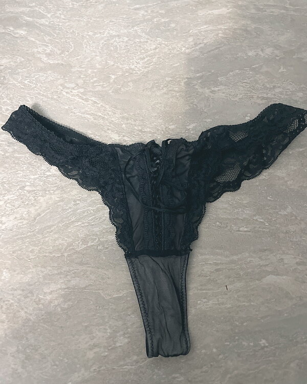 "Perizoma nero super sensuale in pizzo e tulle trasparente, arricchito da dettagli intrecciati sul davanti. Morbido, intrigante
