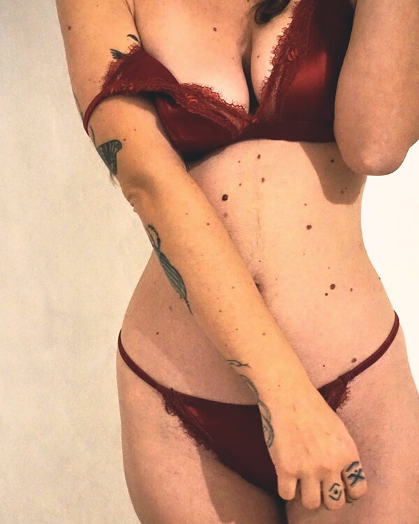 Intimo da Vivere: Mutandine Indossate con Passione e Desiderio