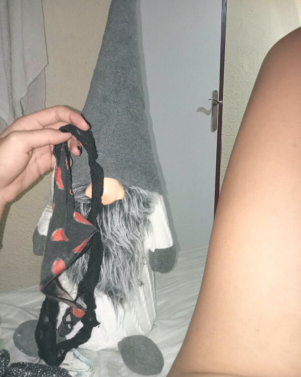 Brasiliana bagnata e mal odorante utilizzata per 4 giorni,pronta per voi per essere annusata da veri intendotori💦[emo: