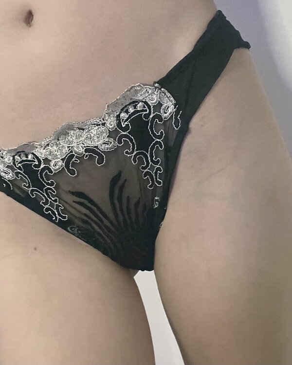 Mutandine velate piene del mio succo