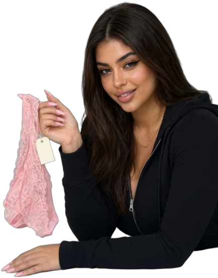 Illustrazione: una donna sorridente con lunghi capelli scuri, felpa nera e pantaloni neri, distesa a pancia in giù, tiene in mano mutandine di pizzo rosa con un cartellino di carta che indica 50 €